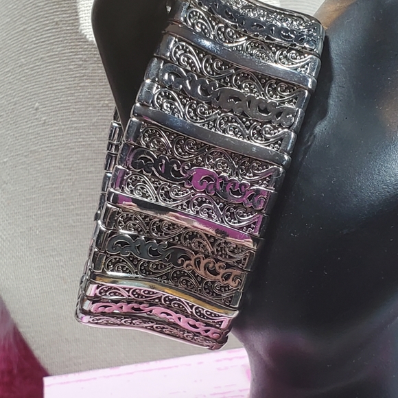 NWT silver toned filigree pattern 1 1/4 inch wide stretch bracelet - Picture 2 of 7